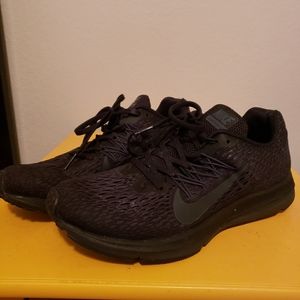 All Black Nike Air Zoom Winflo Sneaker!